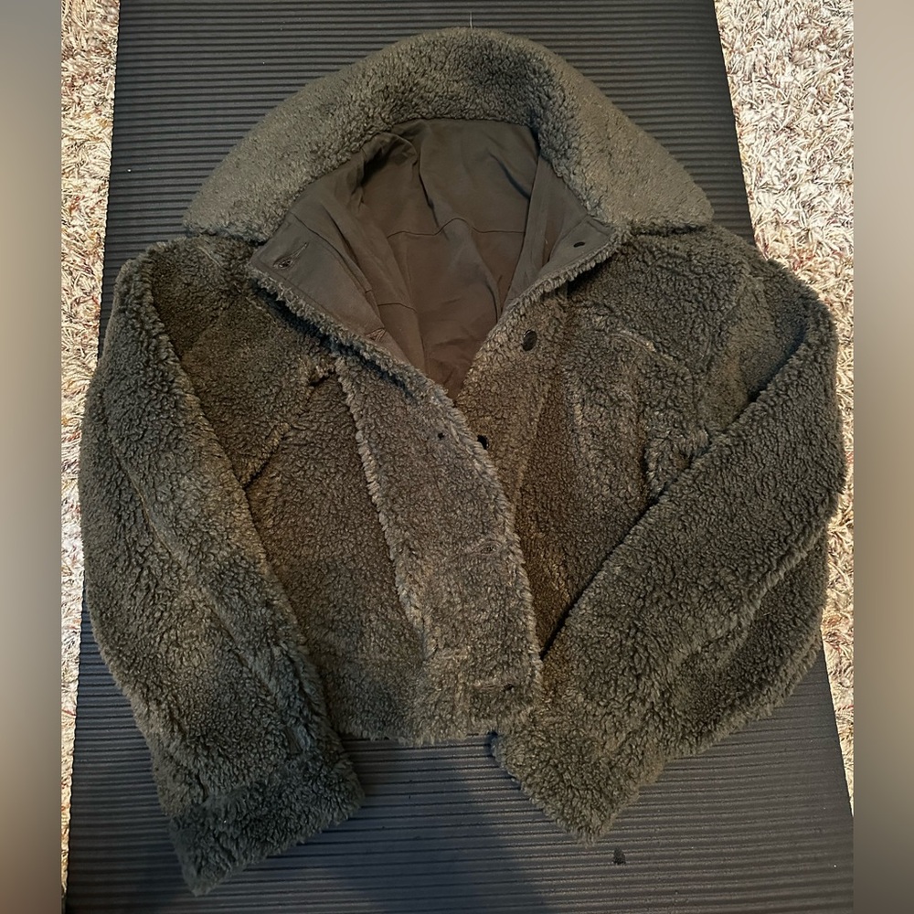 Lululemon Sherpa green jacket